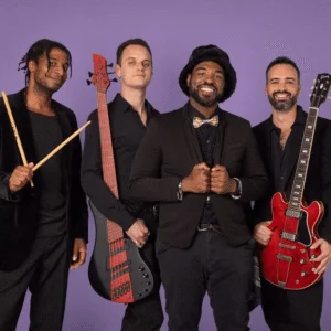 Banda de música posando con instrumentos