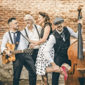 Banda tocando en evento en vivo al aire libre