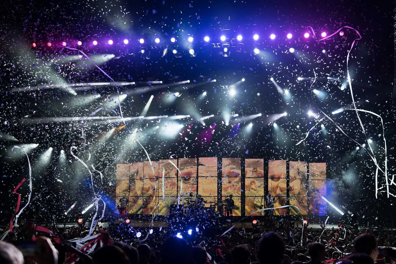 Escenario de concierto con iluminación y público